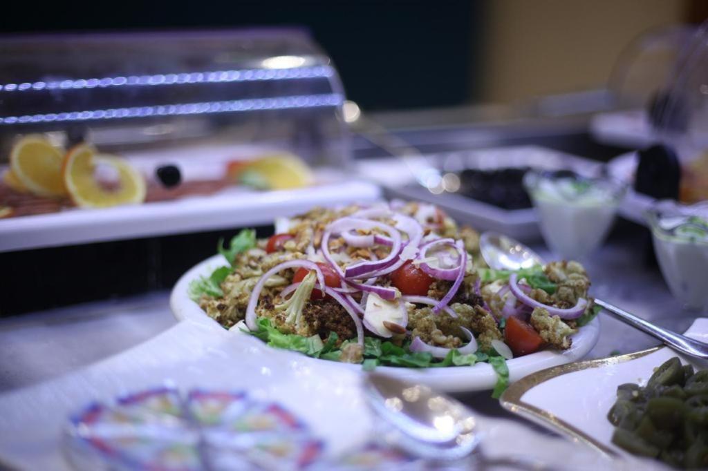 Holiday Suites Al Azizia Mecca Екстер'єр фото A plate of tabouleh salad