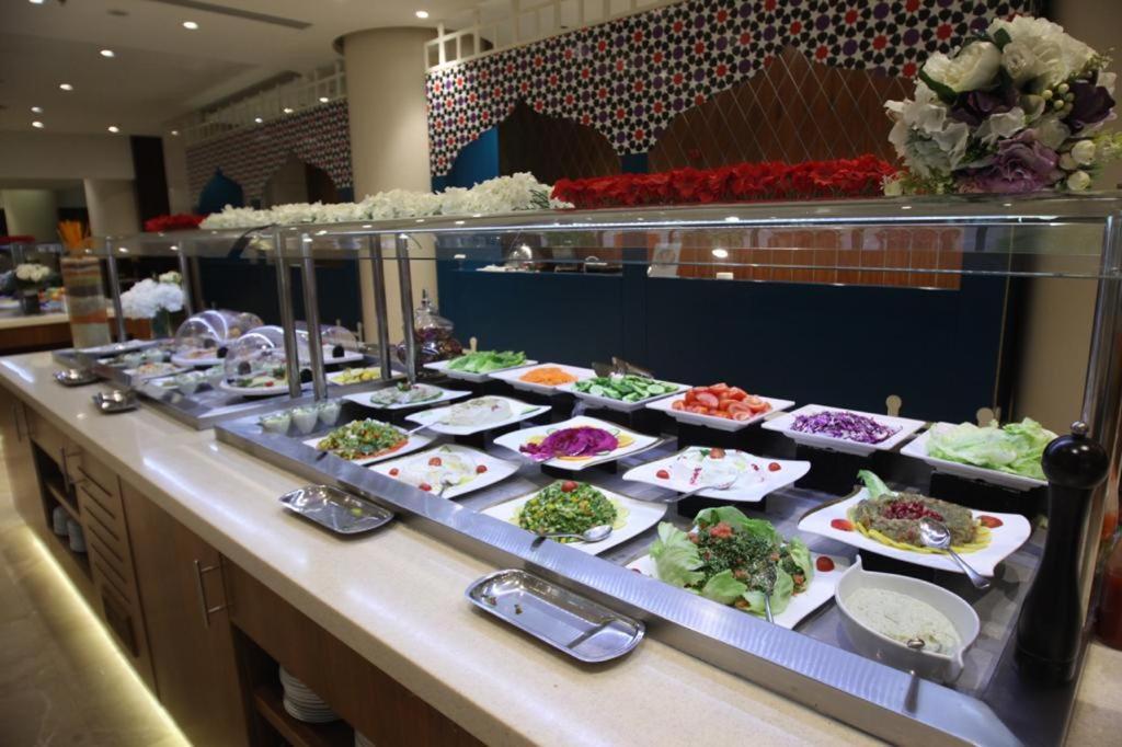 Holiday Suites Al Azizia Mecca Екстер'єр фото A buffet at a luxury hotel in Antalya, Turkey