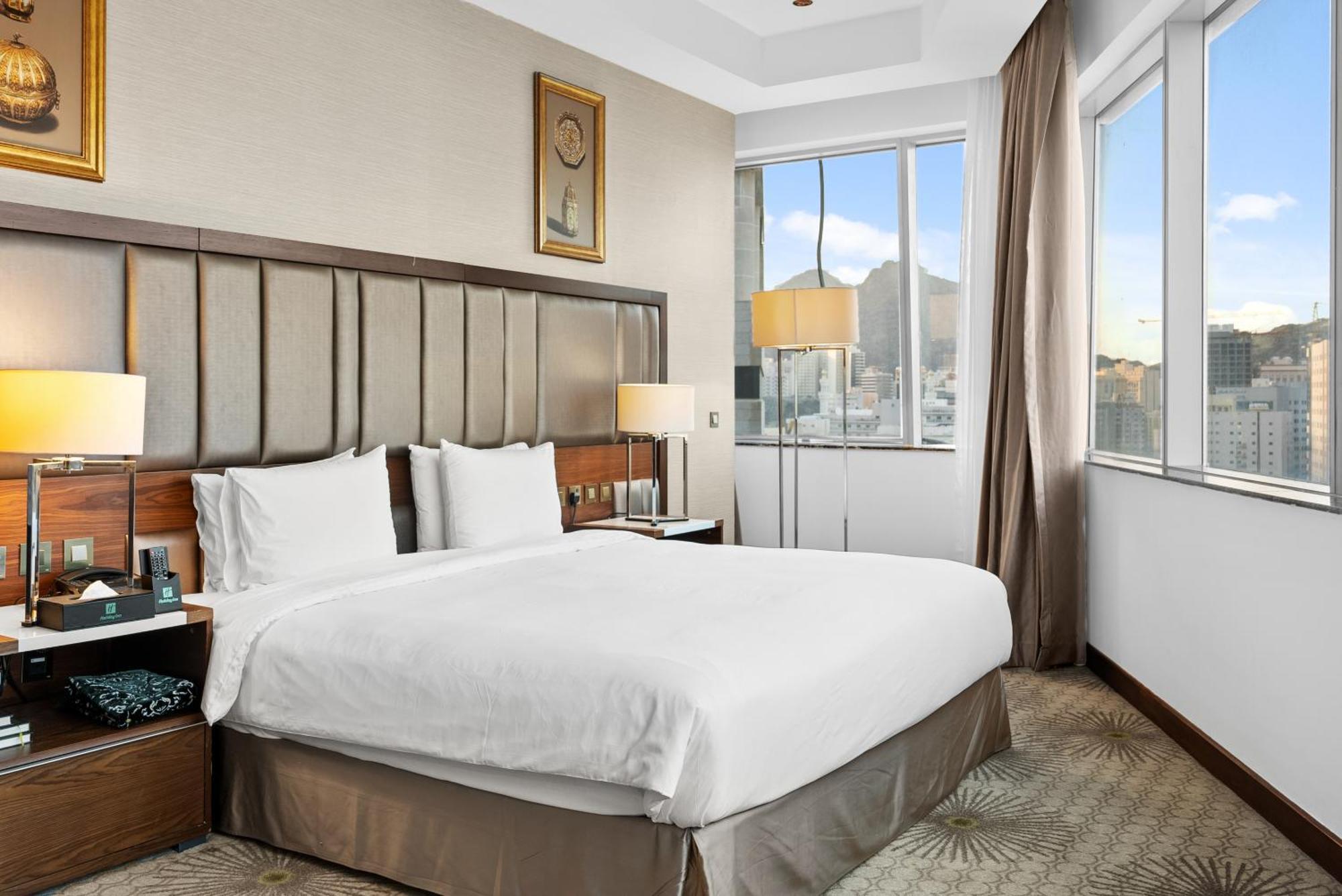 Holiday Suites Al Azizia Mecca Екстер'єр фото A room at the hotel