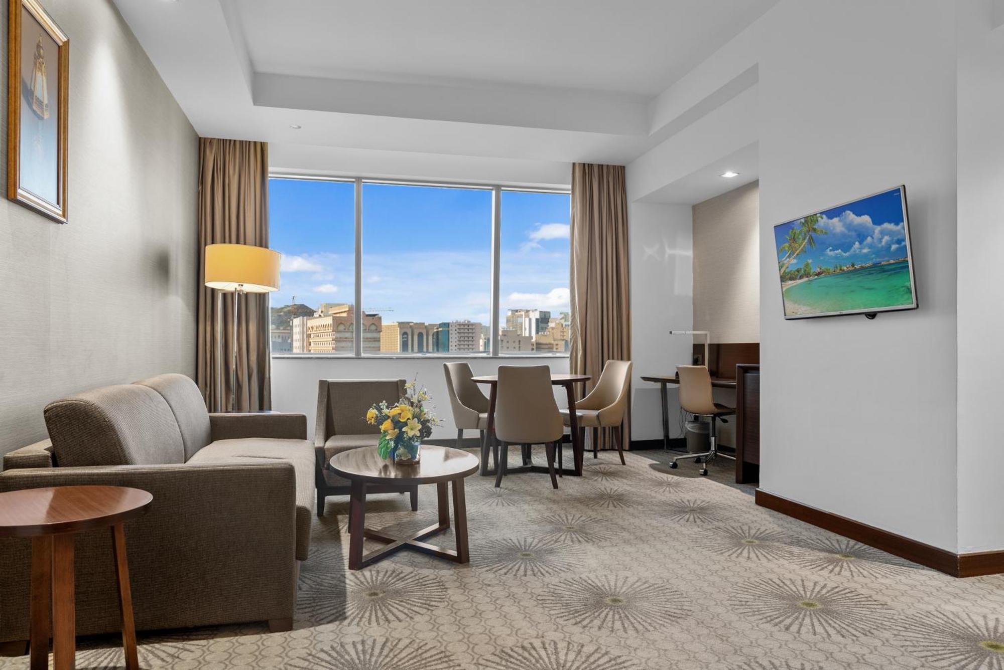 Holiday Suites Al Azizia Mecca Екстер'єр фото A room at the hotel