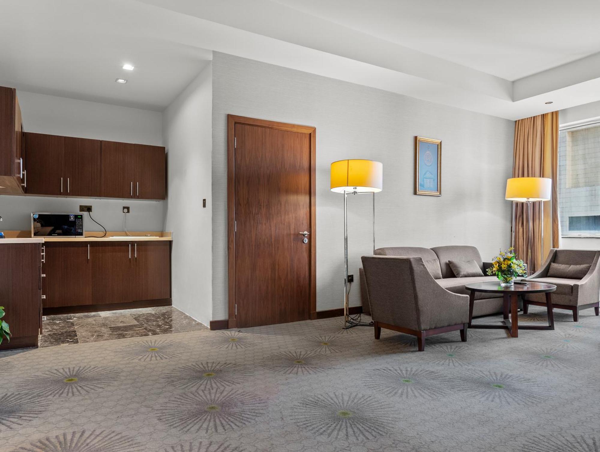 Holiday Suites Al Azizia Mecca Екстер'єр фото A room at the hotel