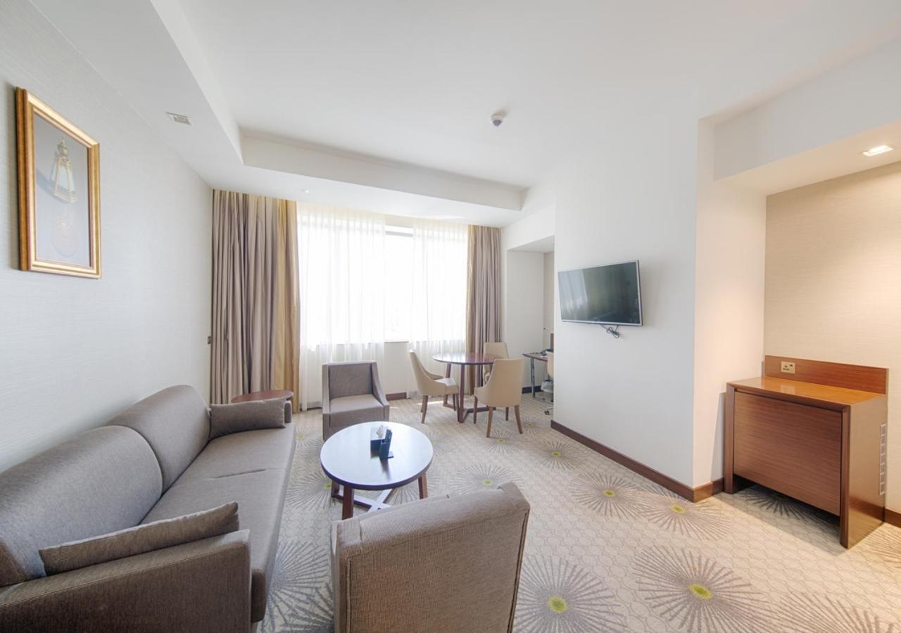 Holiday Suites Al Azizia Mecca Екстер'єр фото A room at the hotel