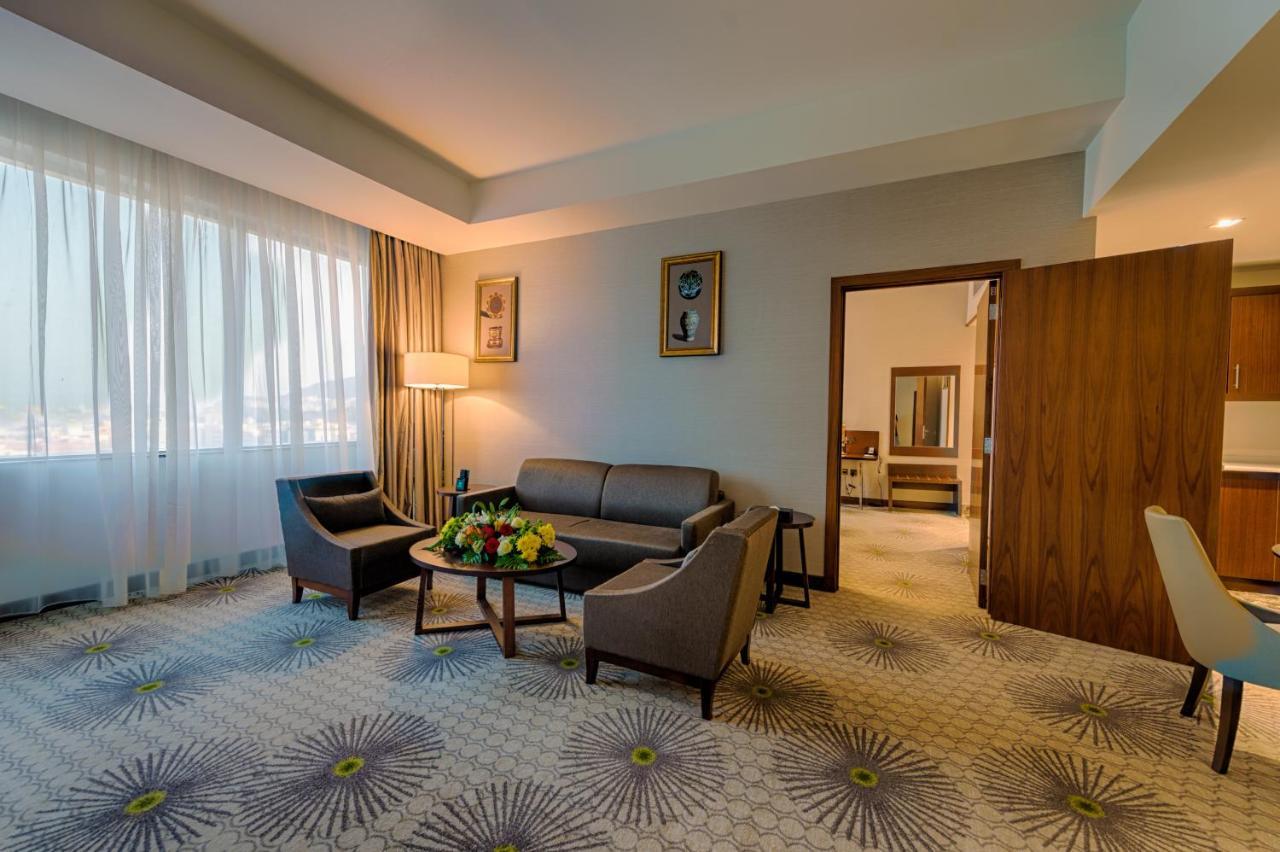 Holiday Suites Al Azizia Mecca Екстер'єр фото A room at the hotel