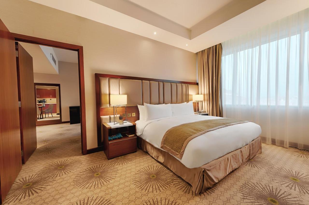 Holiday Suites Al Azizia Mecca Екстер'єр фото A room at the hotel
