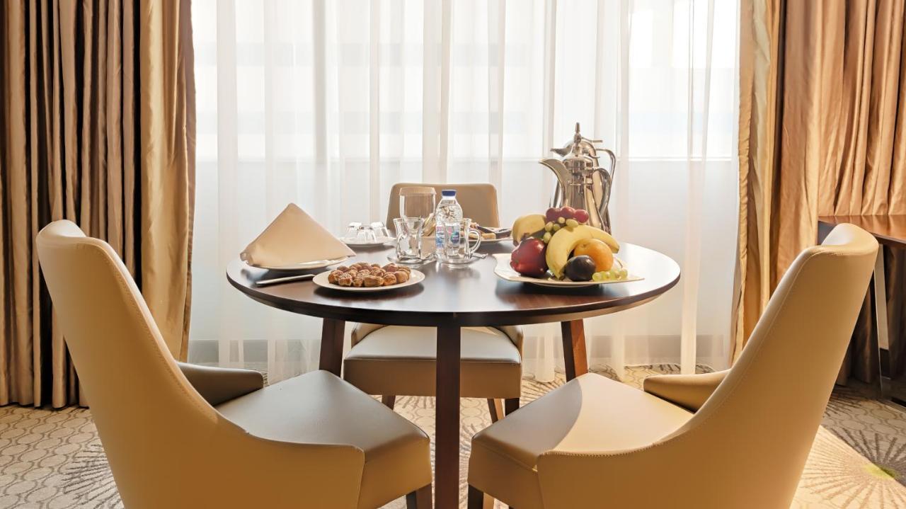 Holiday Suites Al Azizia Mecca Екстер'єр фото Breakfast at the hotel