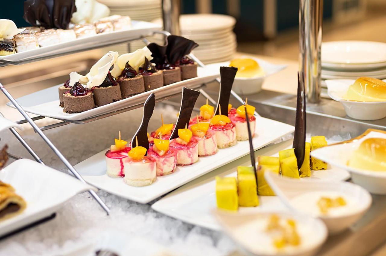 Holiday Suites Al Azizia Mecca Екстер'єр фото A buffet at a luxury hotel