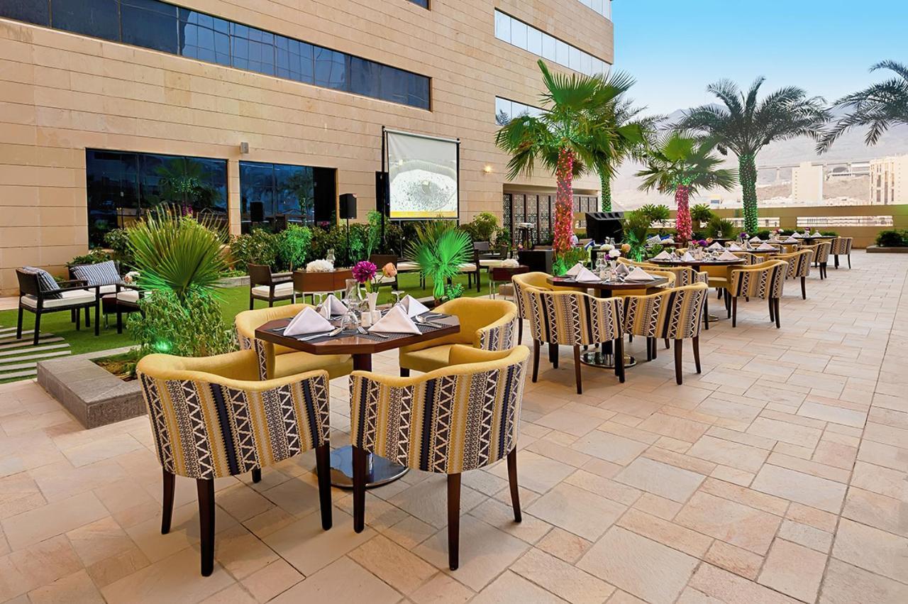 Holiday Suites Al Azizia Mecca Екстер'єр фото The hotel's rooftop garden
