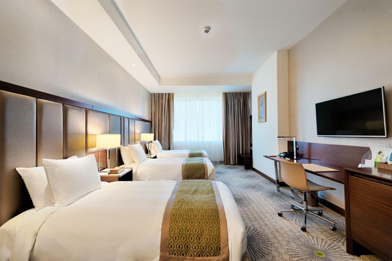 Holiday Suites Al Azizia Mecca Екстер'єр фото A room at the hotel