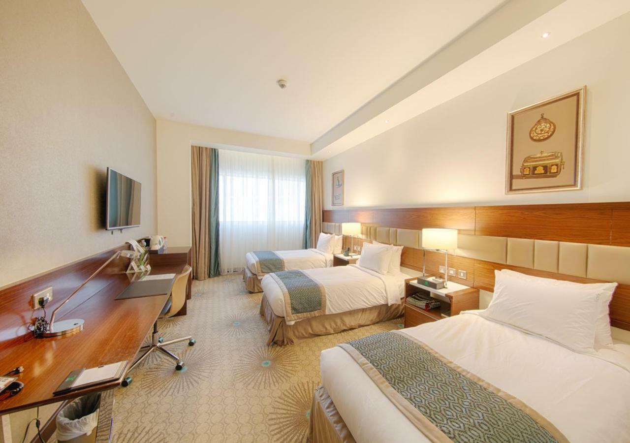 Holiday Suites Al Azizia Mecca Екстер'єр фото A room at the hotel