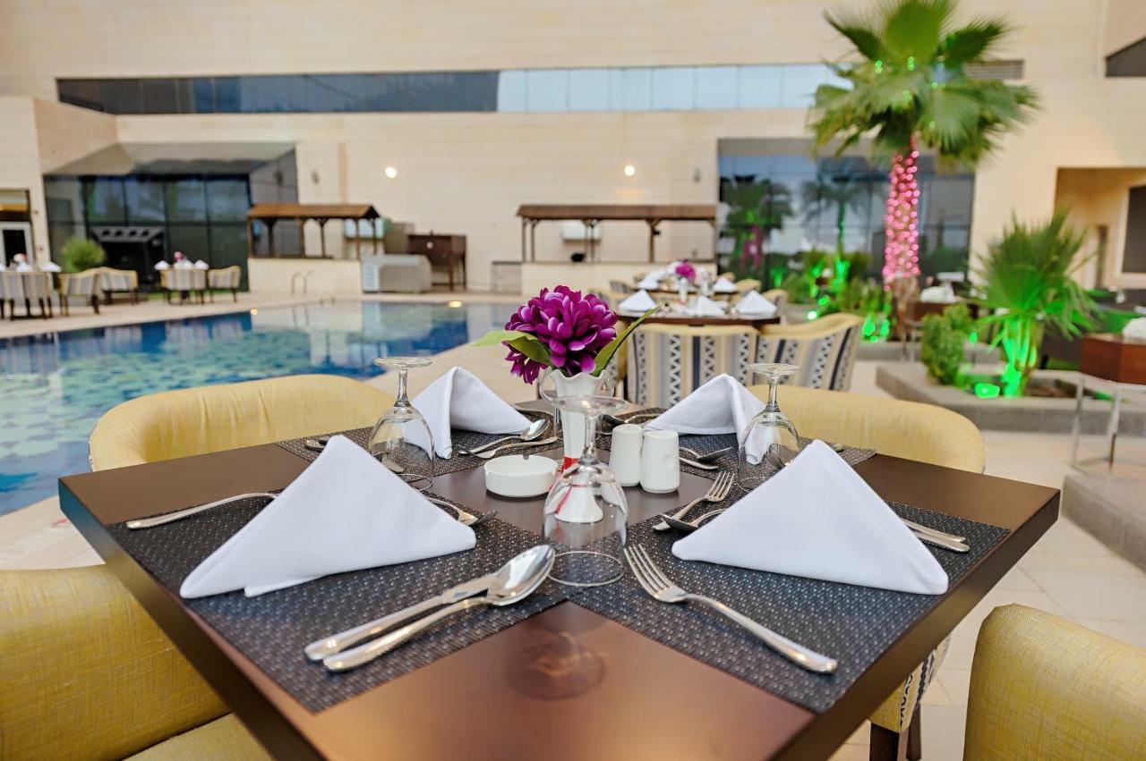 Holiday Suites Al Azizia Mecca Екстер'єр фото The hotel's restaurant